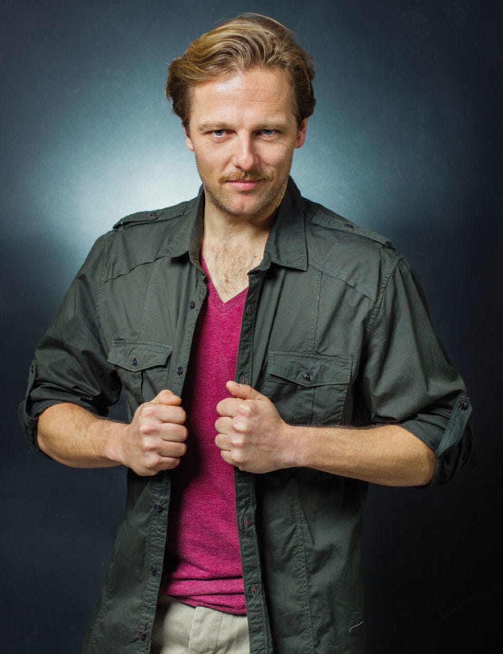 Finger, Sleeve, Collar, Dress shirt, Textile, Shirt, Elbow, Standing, Jacket, Denim, 