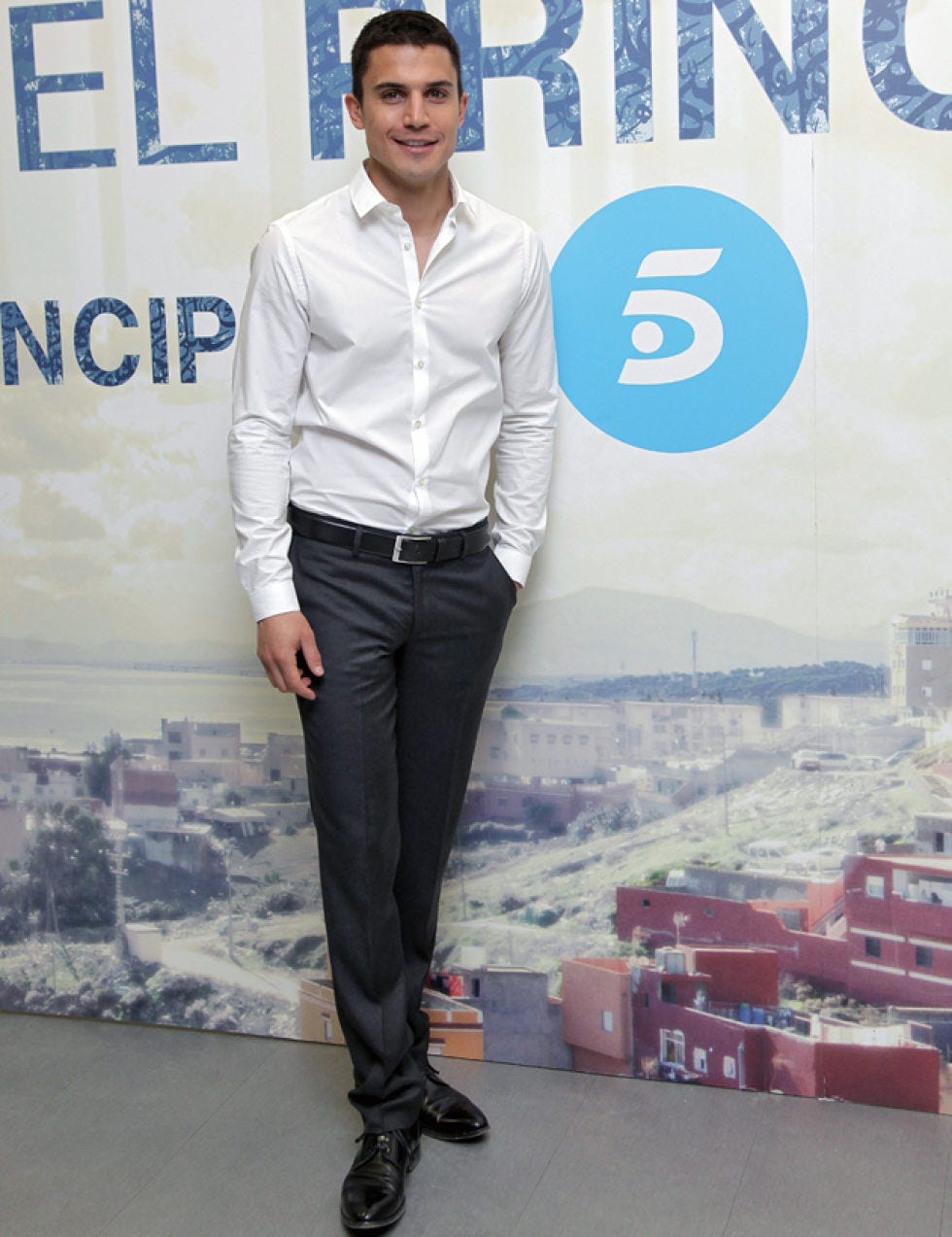 Dress shirt, Collar, Sleeve, Trousers, Shirt, Outerwear, Style, Street fashion, Logo, Pocket, 