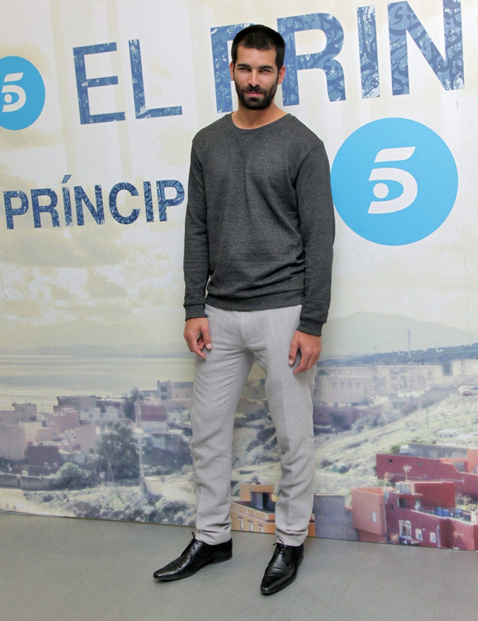 Clothing, Sleeve, Outerwear, Style, T-shirt, Street fashion, Logo, Fashion, Beard, Knee, 