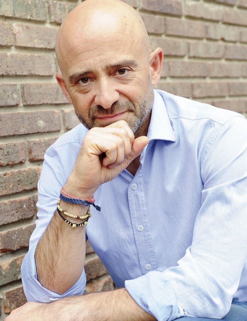 Ear, Finger, Dress shirt, Wrist, Hand, Joint, Bracelet, Facial hair, Organ, Muscle, 