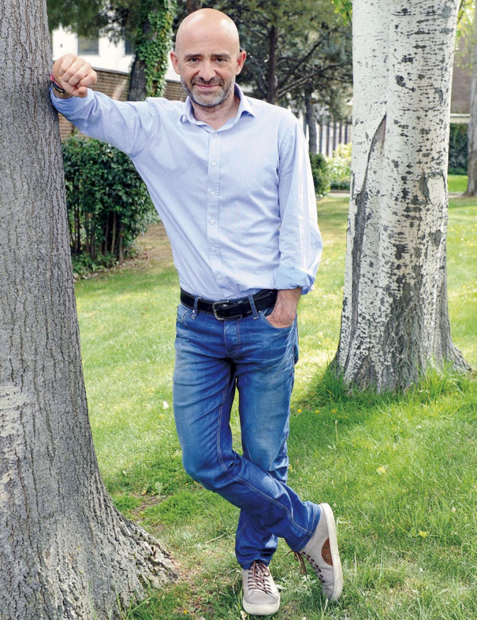 Denim, Jeans, Shirt, Textile, Tree, People in nature, Woody plant, Trunk, Waist, Street fashion, Denim, Jeans, Shirt, Textile, Tree, People in nature, Woody plant, Trunk, Waist, Street fashion,