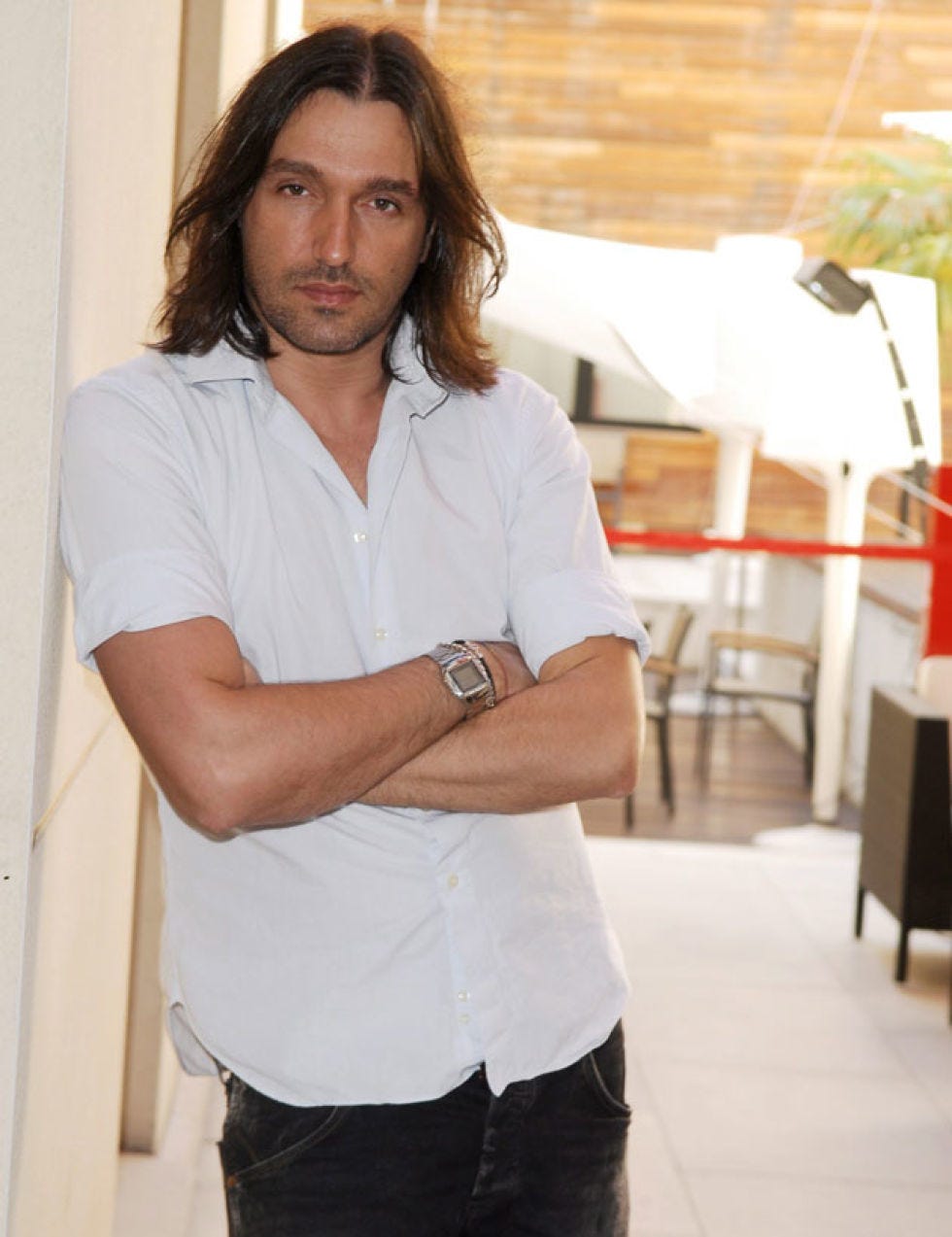 Facial hair, Dress shirt, Collar, Sleeve, Shoulder, Shirt, Watch, Joint, Elbow, Pocket, 