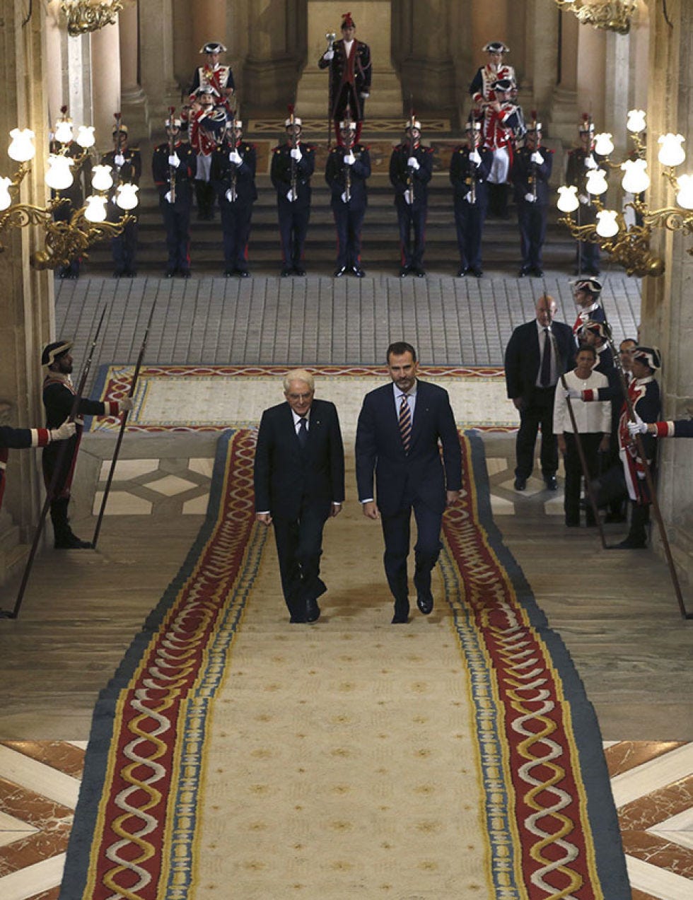 Lighting, Formal wear, Suit, Light fixture, Blazer, Hall, Carpet, Interior design, Official, Government, 