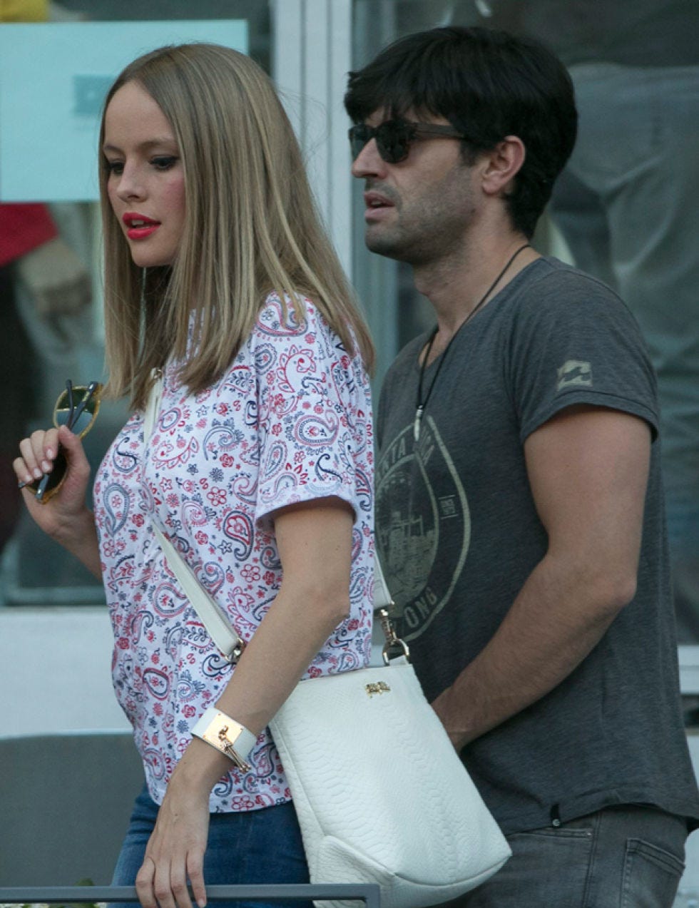 Arm, Microphone, Bag, Luggage and bags, Street fashion, Shoulder bag, Sunglasses, Handbag, Belt, Makeover, 