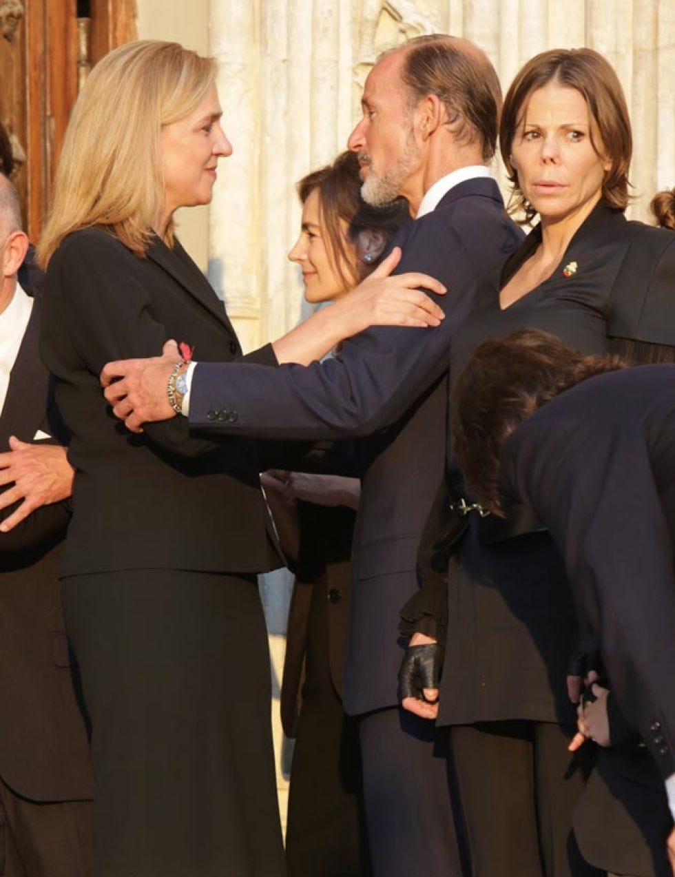 Hair, Face, Suit trousers, Formal wear, Pantsuit, Interaction, Collar, Blazer, Collaboration, Conversation, 