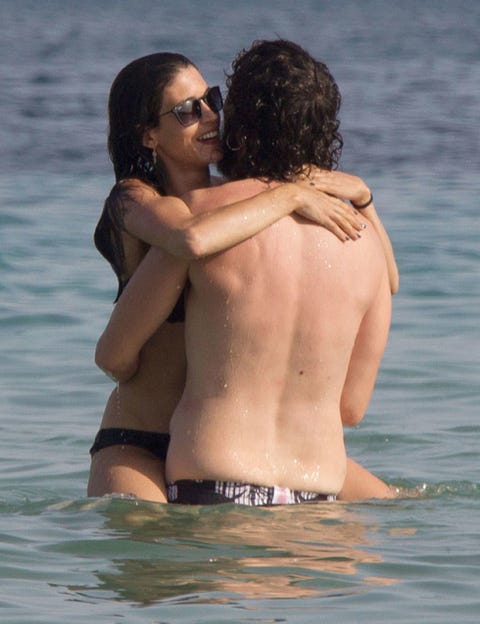 Eyewear, Arm, Human, Fun, Human body, Water, Sunglasses, Happy, Barechested, Mammal, 