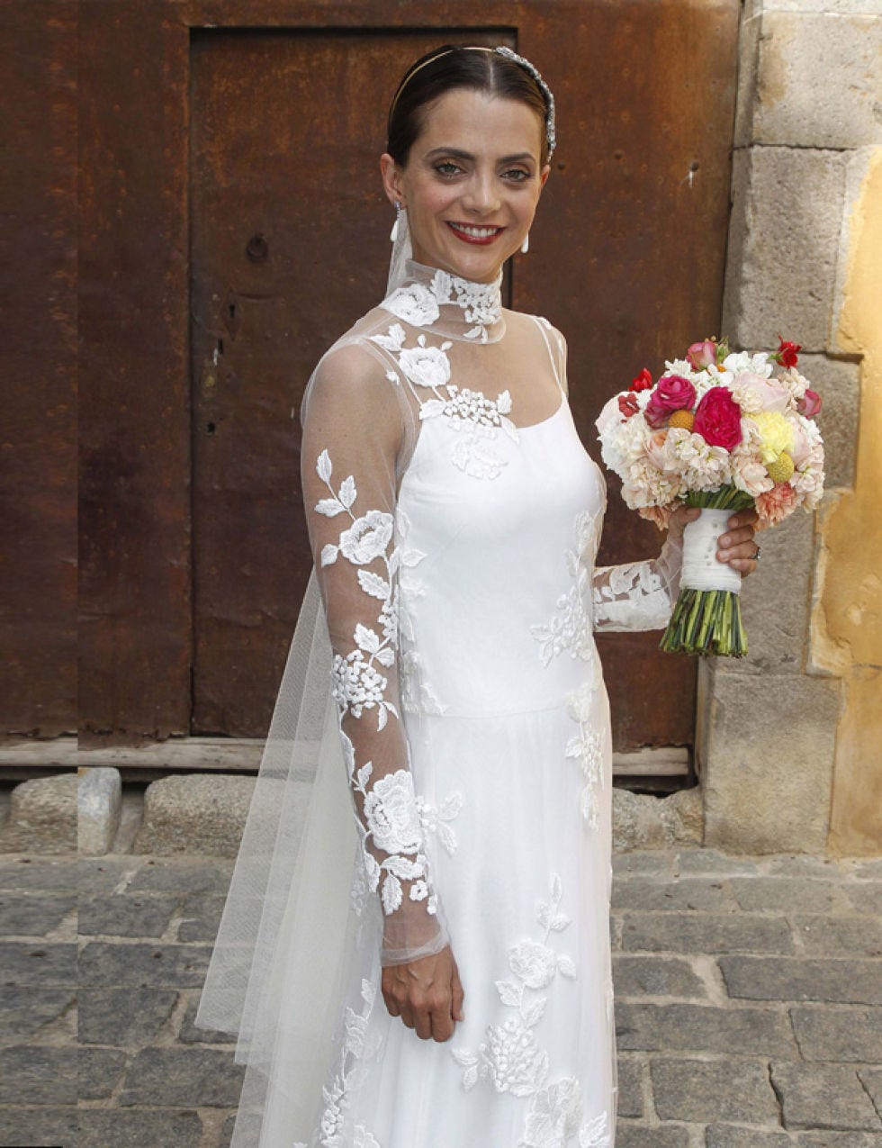 Clothing, Sleeve, Bridal clothing, Shoulder, Textile, Photograph, Dress, Standing, Bridal accessory, Gown, 