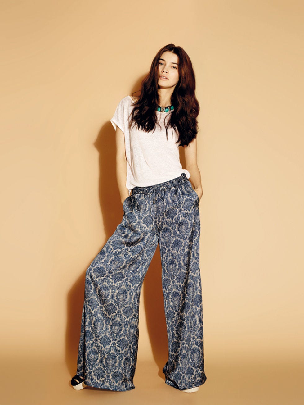 Sleeve, Shoulder, Textile, Joint, Standing, Waist, Style, Neck, Camouflage, Knee, 