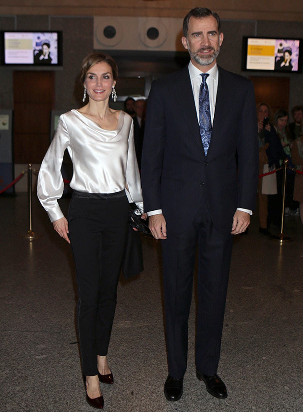 Clothing, Dress shirt, Collar, Trousers, Coat, Suit trousers, Shirt, Standing, Outerwear, Formal wear, 