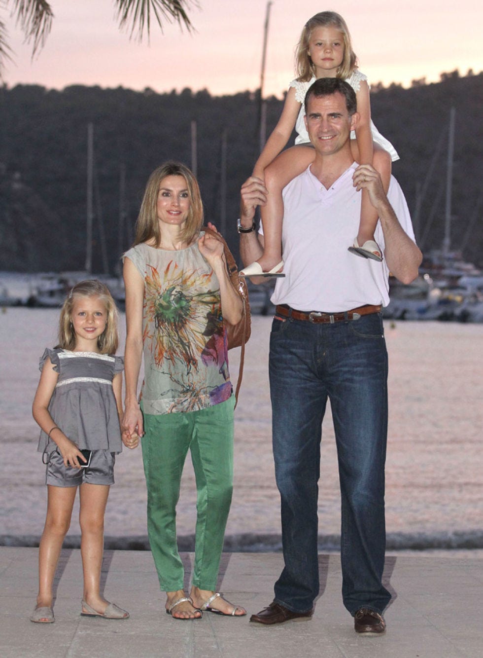 Clothing, Footwear, Leg, Trousers, Denim, Shoulder, Shirt, Textile, T-shirt, Summer, 