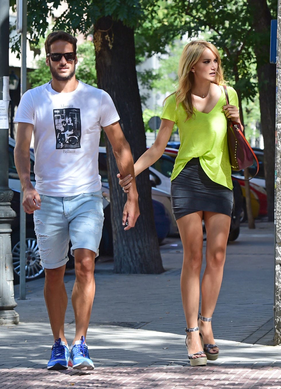 Clothing, Footwear, Leg, Human leg, Shirt, T-shirt, Summer, Style, Street fashion, Shorts, 