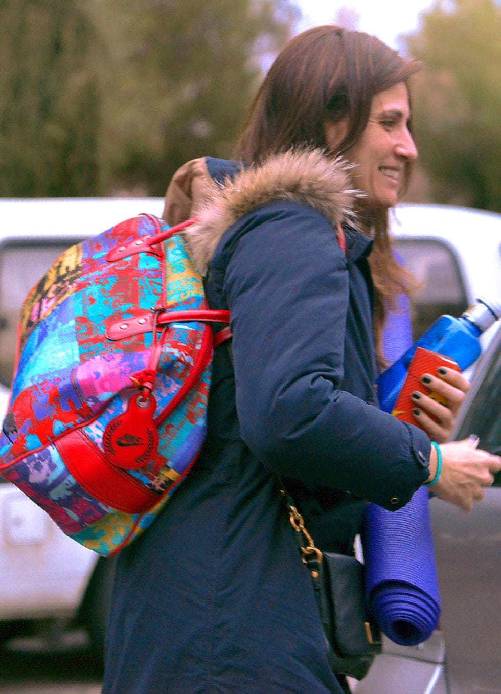 Bag, Street fashion, Electric blue, Glove, Luggage and bags, Water bottle, Brown hair, Blond, Handbag, Scarf, 