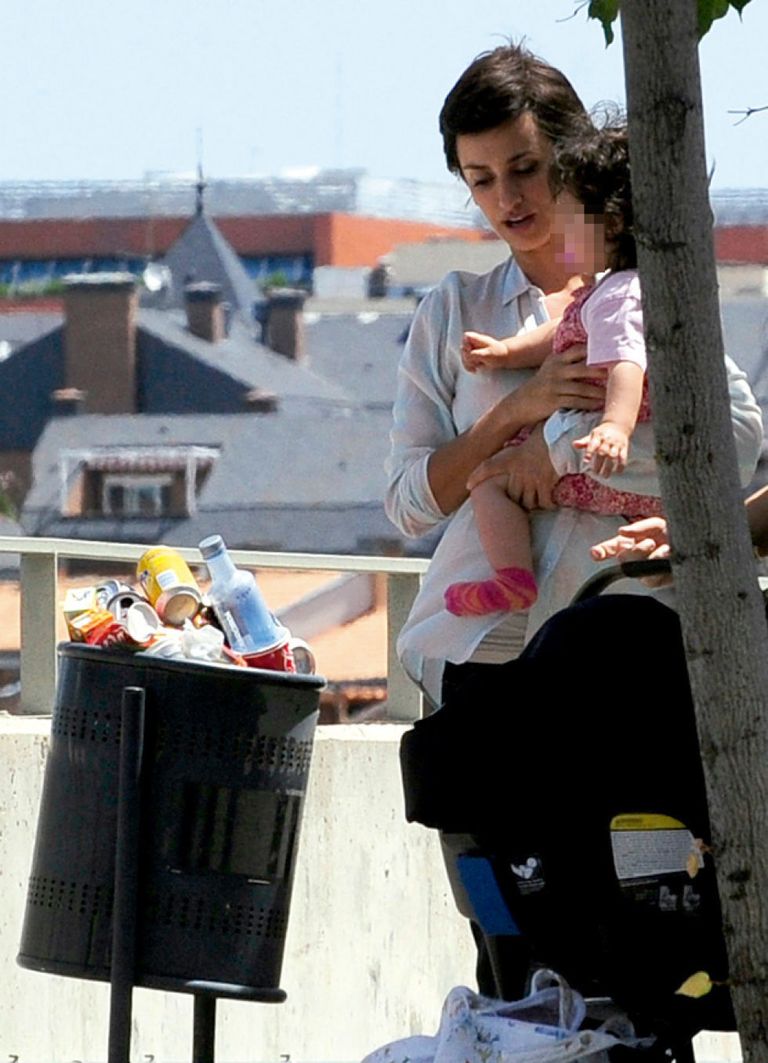 Penélope Cruz con sus hijos en el set de rodaje