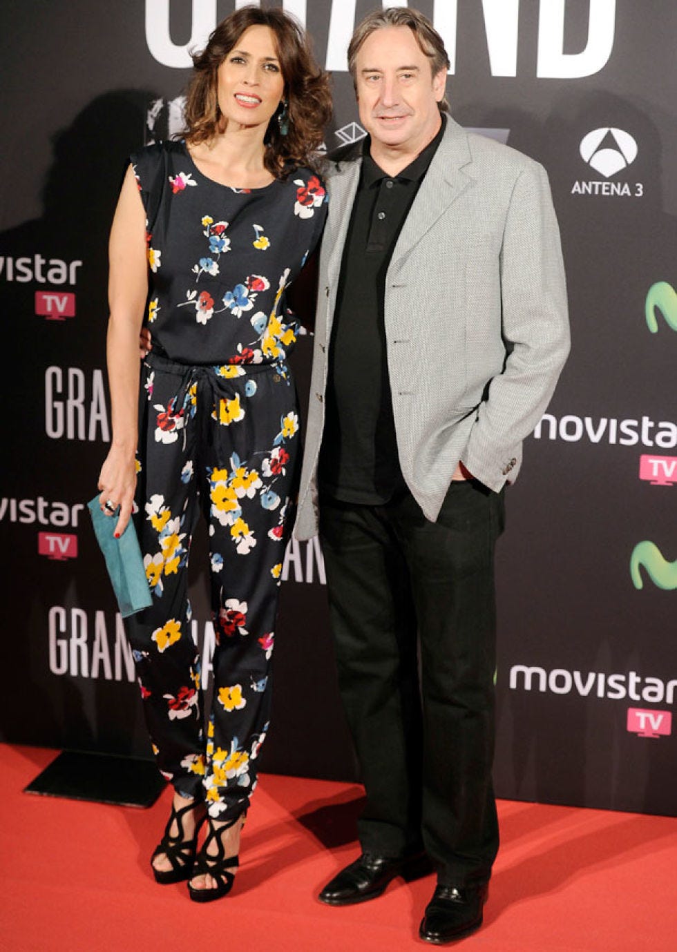 Trousers, Coat, Flooring, Outerwear, Style, Carpet, Suit, Premiere, Logo, Dress, 