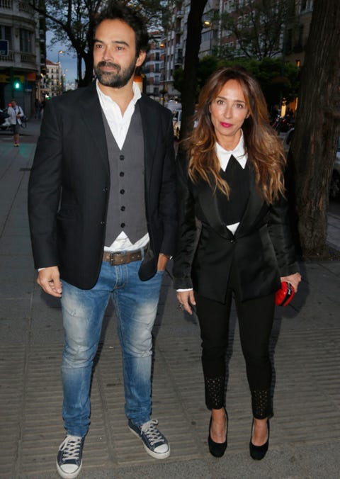 Clothing, Footwear, Leg, Trousers, Collar, Coat, Shirt, Textile, Jeans, Outerwear, 