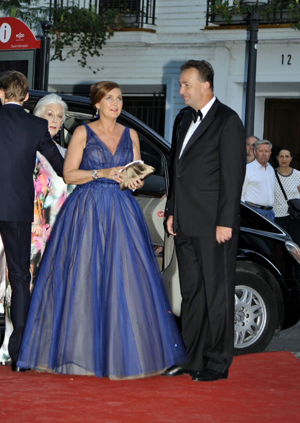 Clothing, Coat, Dress, Trousers, Event, Suit, Shirt, Outerwear, Formal wear, Flooring, 