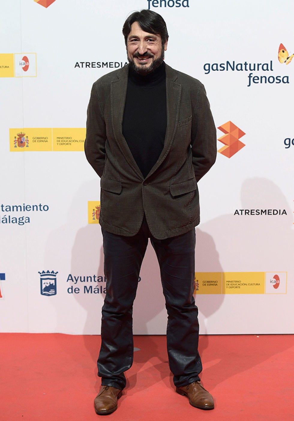 Shoe, Style, Premiere, Logo, Orange, Blazer, Carpet, Beard, Pocket, Facial hair, 