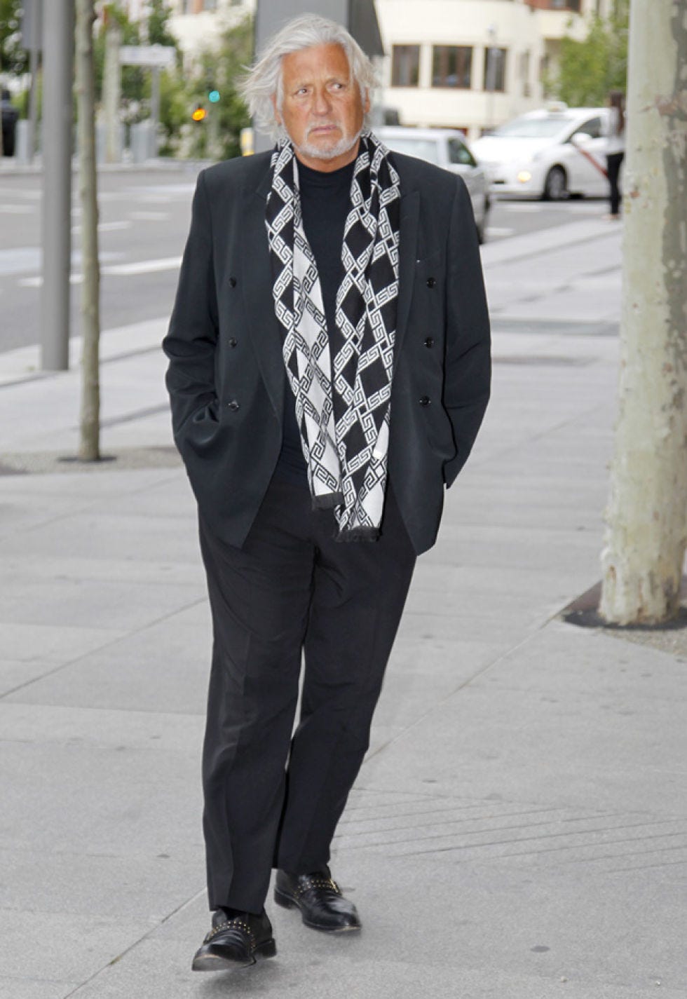 Clothing, Collar, Infrastructure, Standing, Coat, Outerwear, Style, Street fashion, Street, Blazer, 