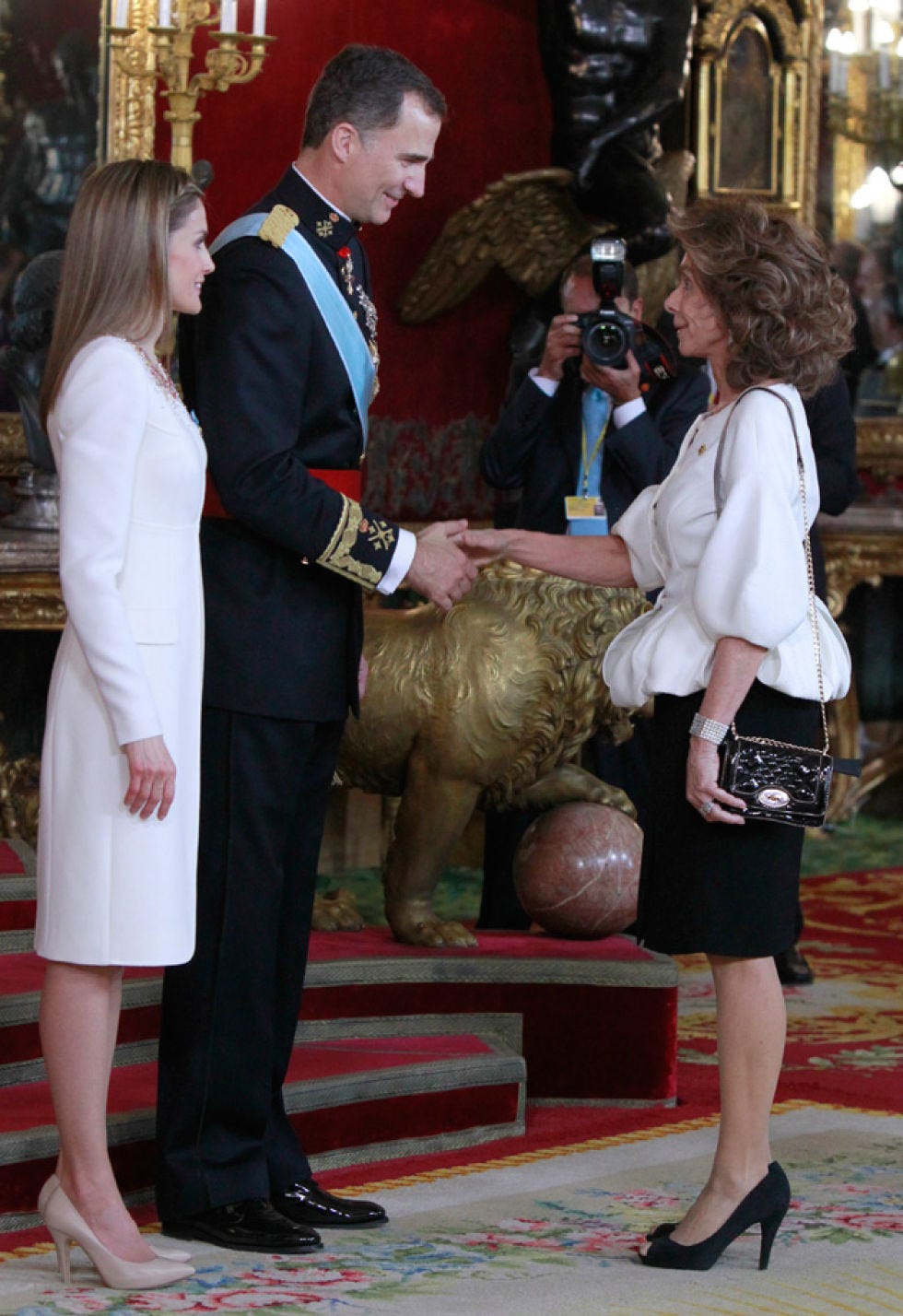Human, Outerwear, Interaction, Temple, Foot, Carpet, Conversation, Flag, Ankle, Suit trousers, 
