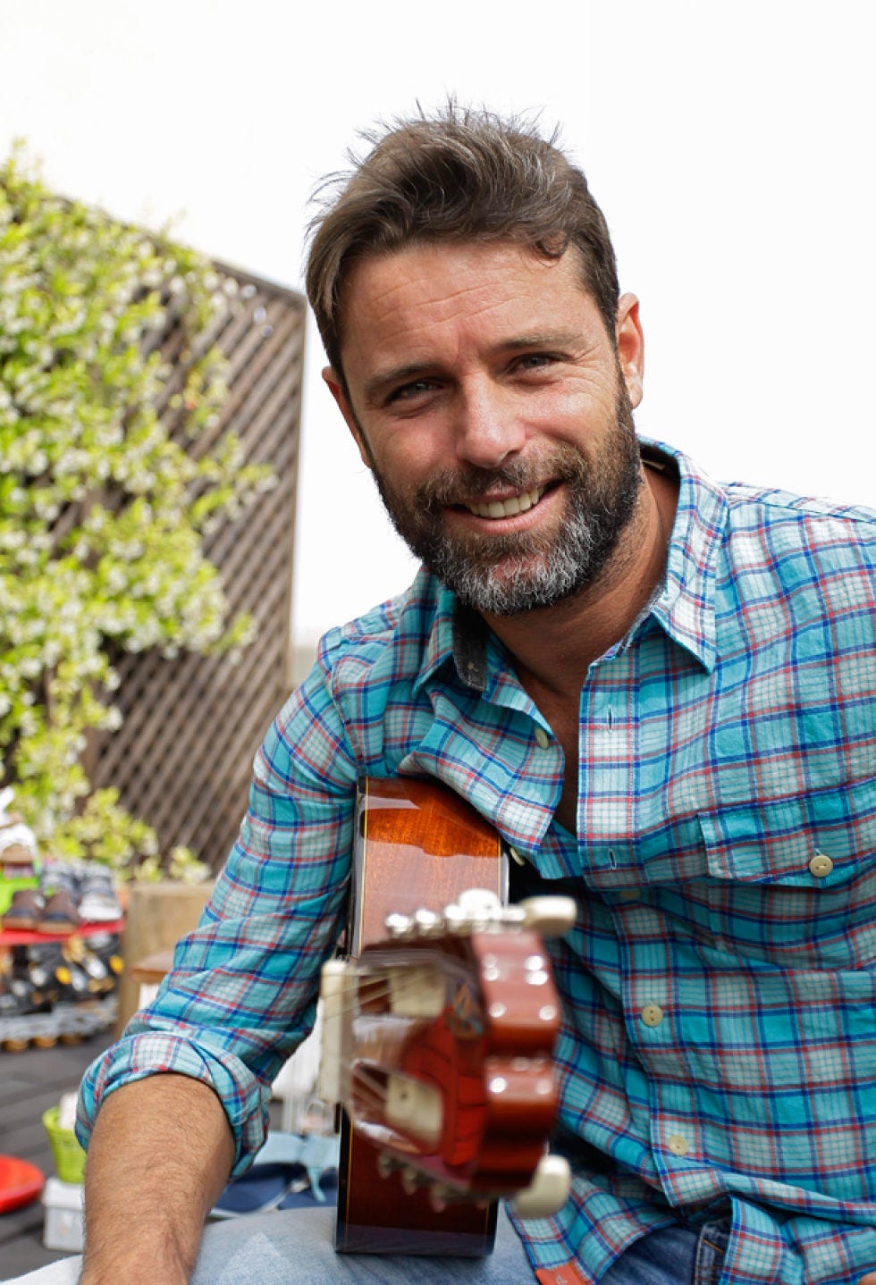 Facial hair, Dress shirt, Shirt, Plaid, Beard, Moustache, Pattern, Tartan, Muscle, Camera, 