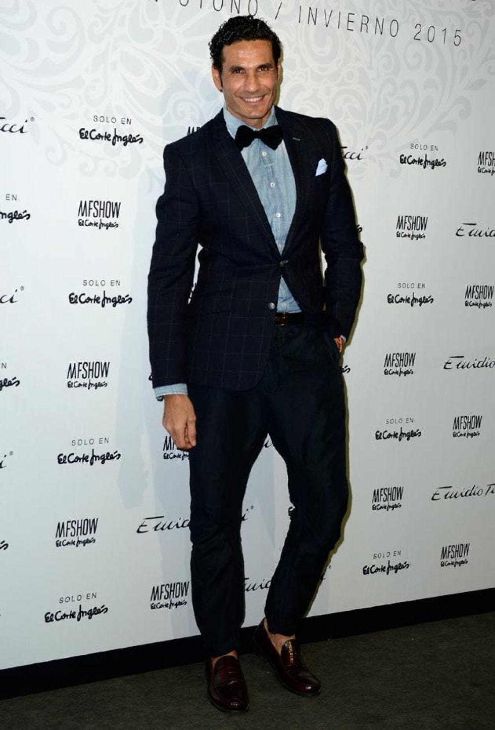 Clothing, Dress shirt, Collar, Coat, Sleeve, Trousers, Shoe, Shirt, Outerwear, Suit trousers, 