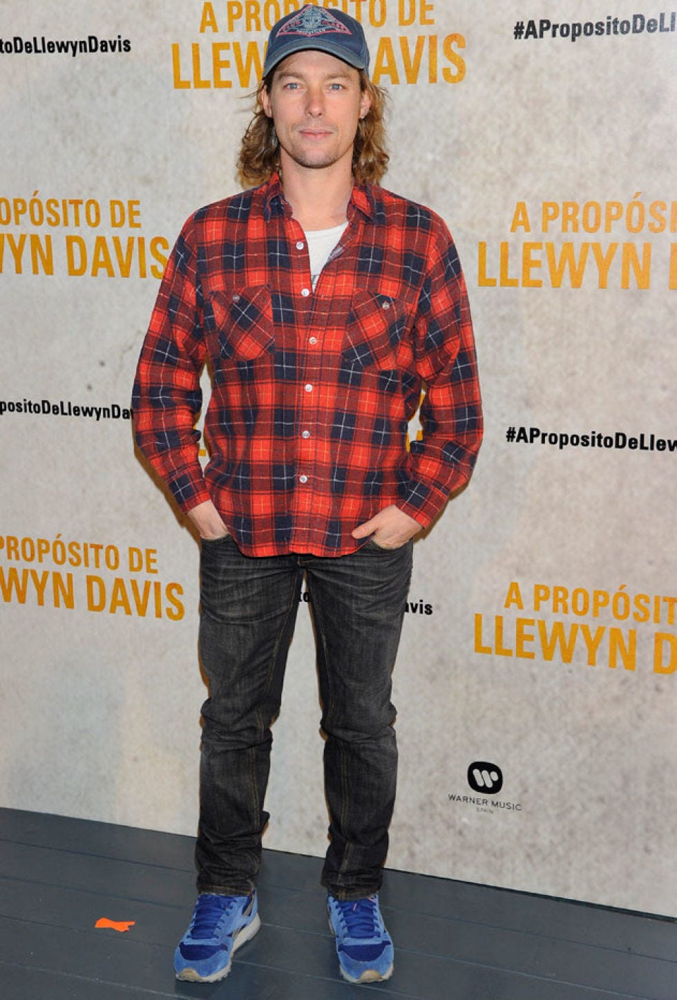 Blue, Plaid, Dress shirt, Sleeve, Denim, Trousers, Collar, Shoe, Jeans, Tartan, 
