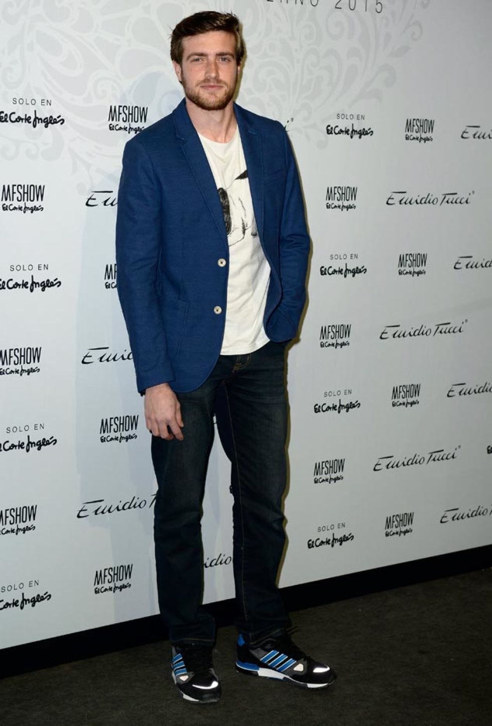Sleeve, Dress shirt, Trousers, Shoe, Denim, Shirt, Collar, Jeans, Standing, Style, 