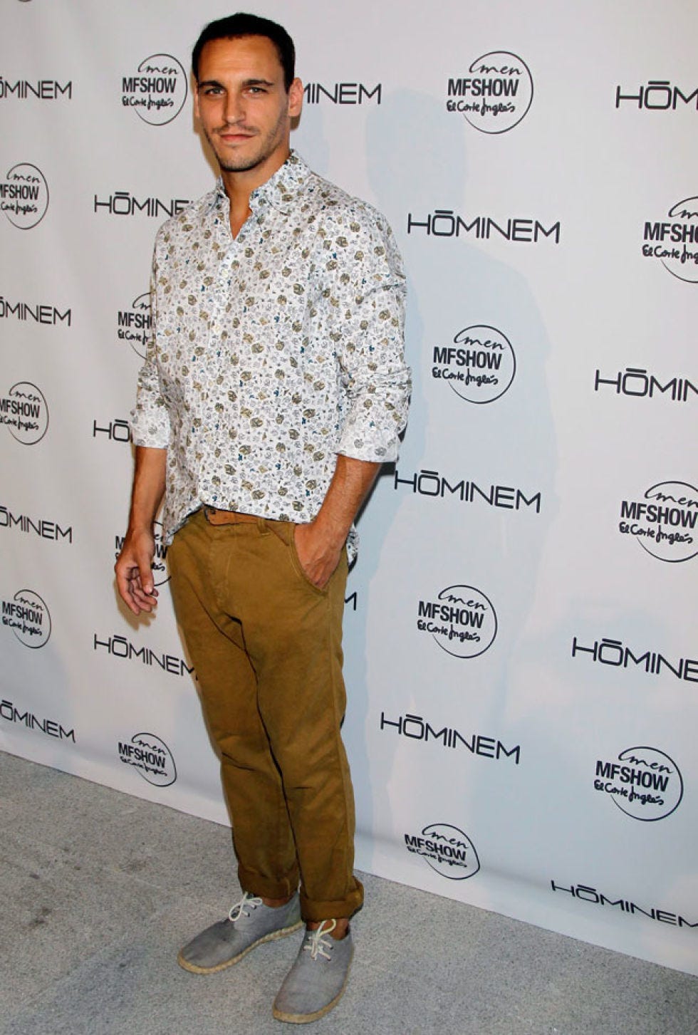 Dress shirt, Sleeve, Collar, Trousers, Shoulder, Shirt, Shoe, Style, Street fashion, Pocket, 