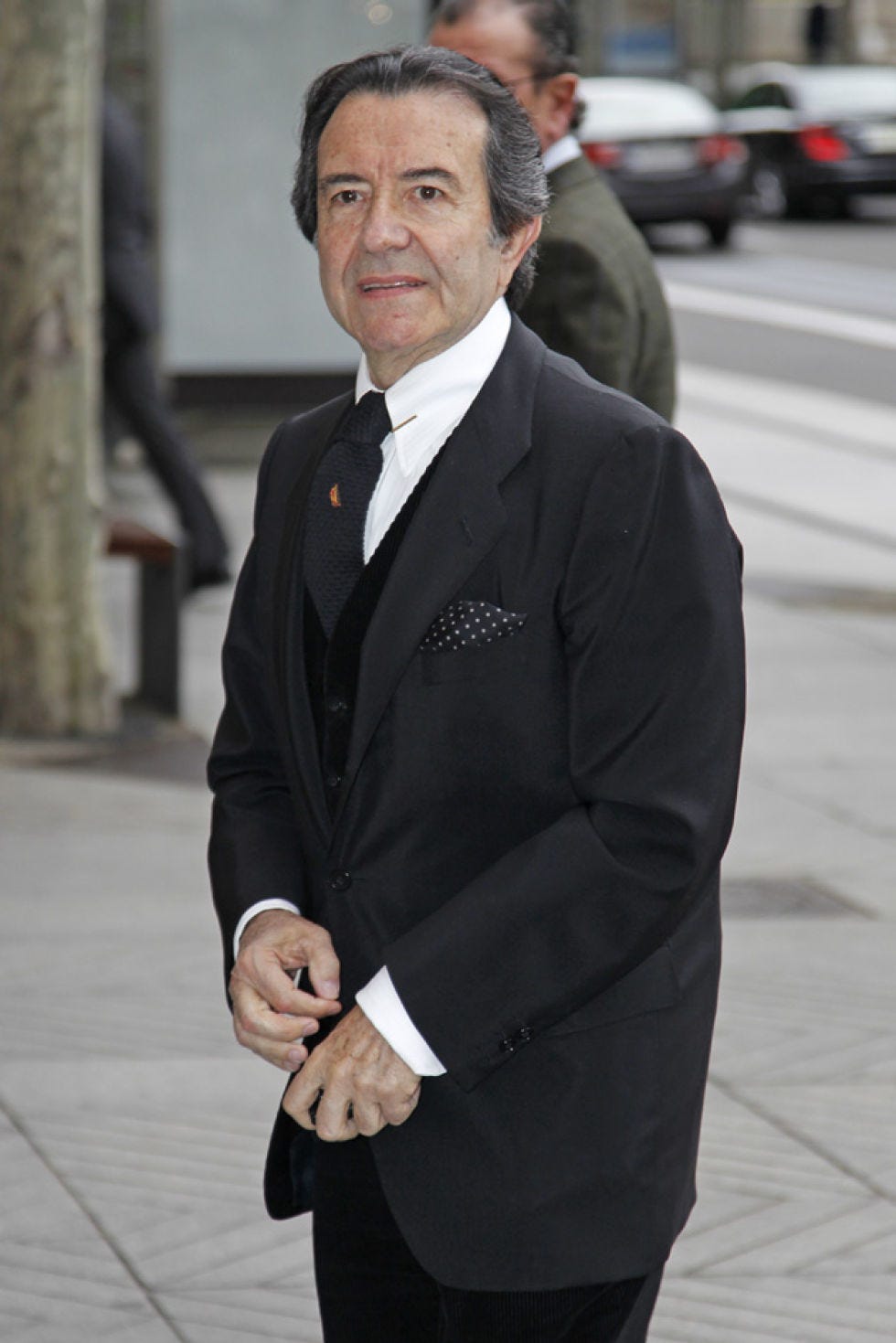 Clothing, Dress shirt, Collar, Sleeve, Trousers, Coat, Pocket, Shirt, Suit trousers, Standing, 
