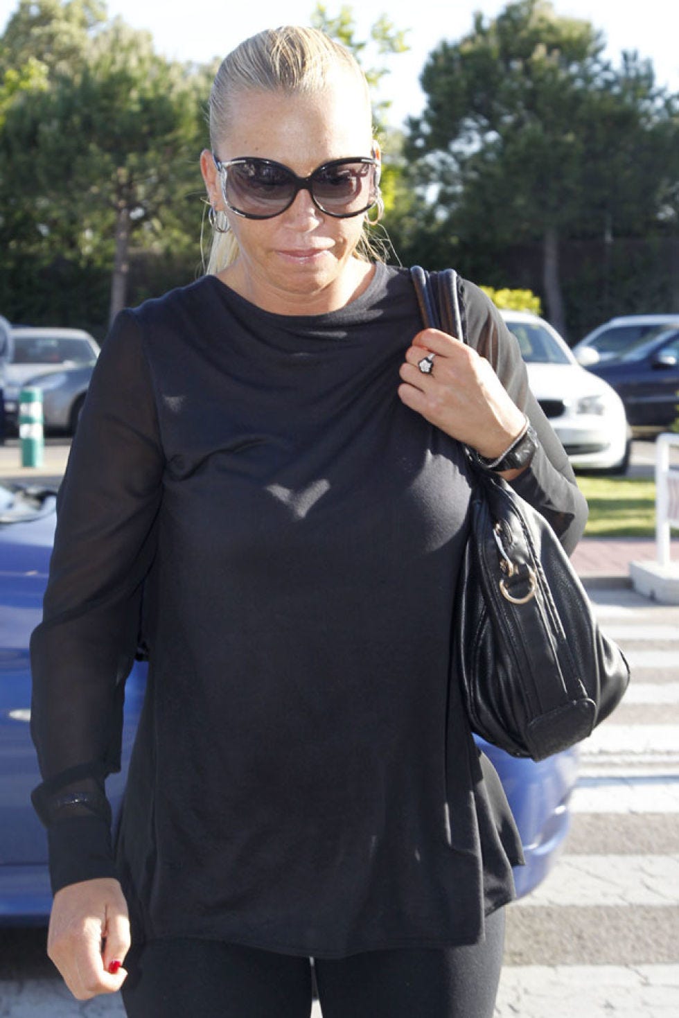 Eyewear, Glasses, Sleeve, Sunglasses, Outerwear, Style, Street fashion, Fashion accessory, Bag, Earrings, 