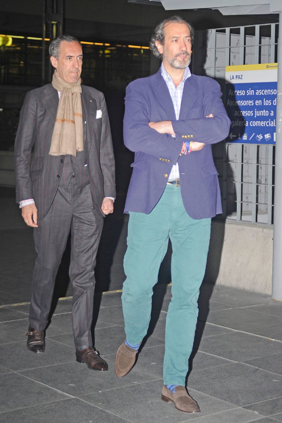 Clothing, Dress shirt, Trousers, Coat, Collar, Shirt, Outerwear, Suit trousers, Standing, T-shirt, 