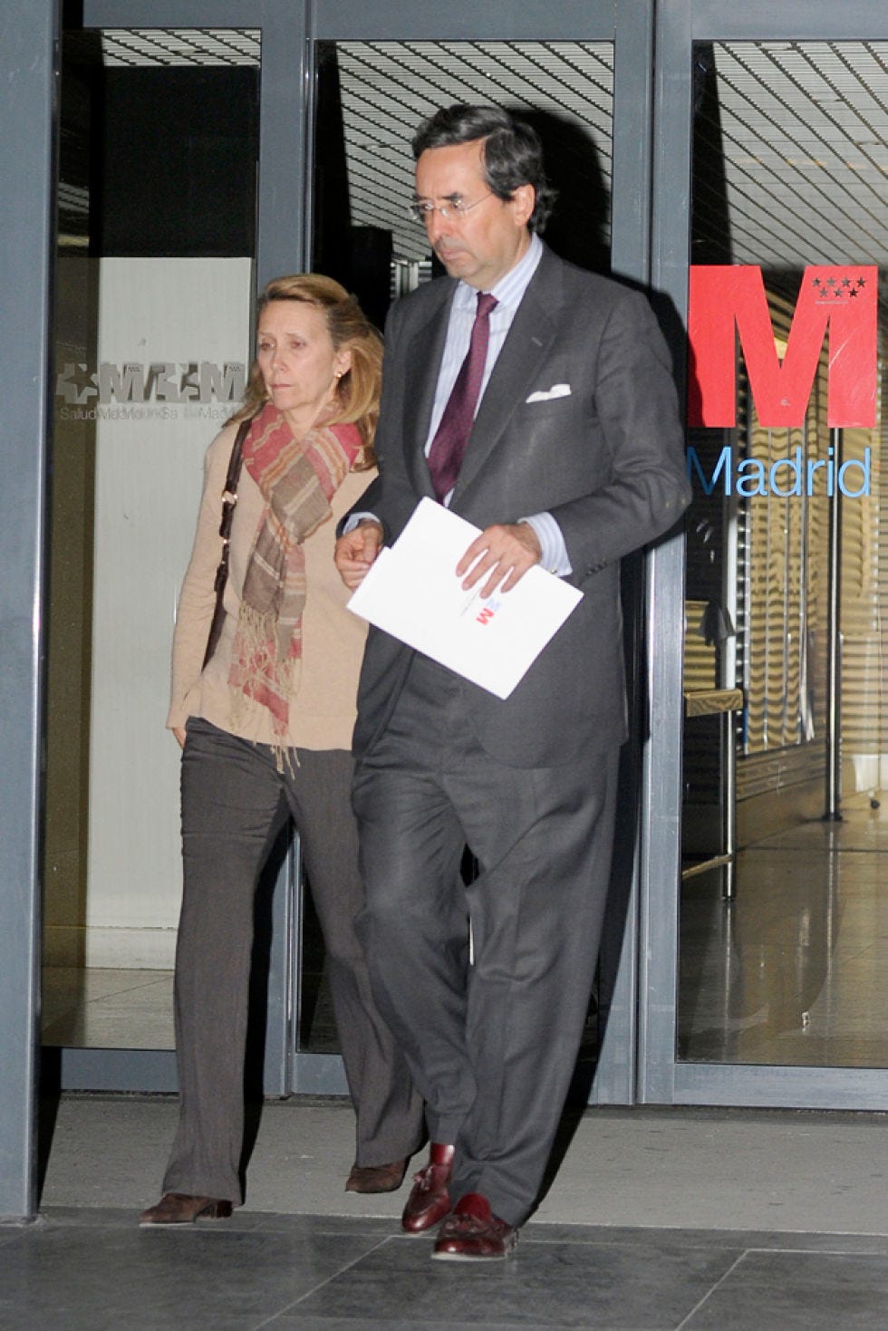 Clothing, Coat, Trousers, Shirt, Outerwear, Suit trousers, Style, Suit, Formal wear, Collar, 