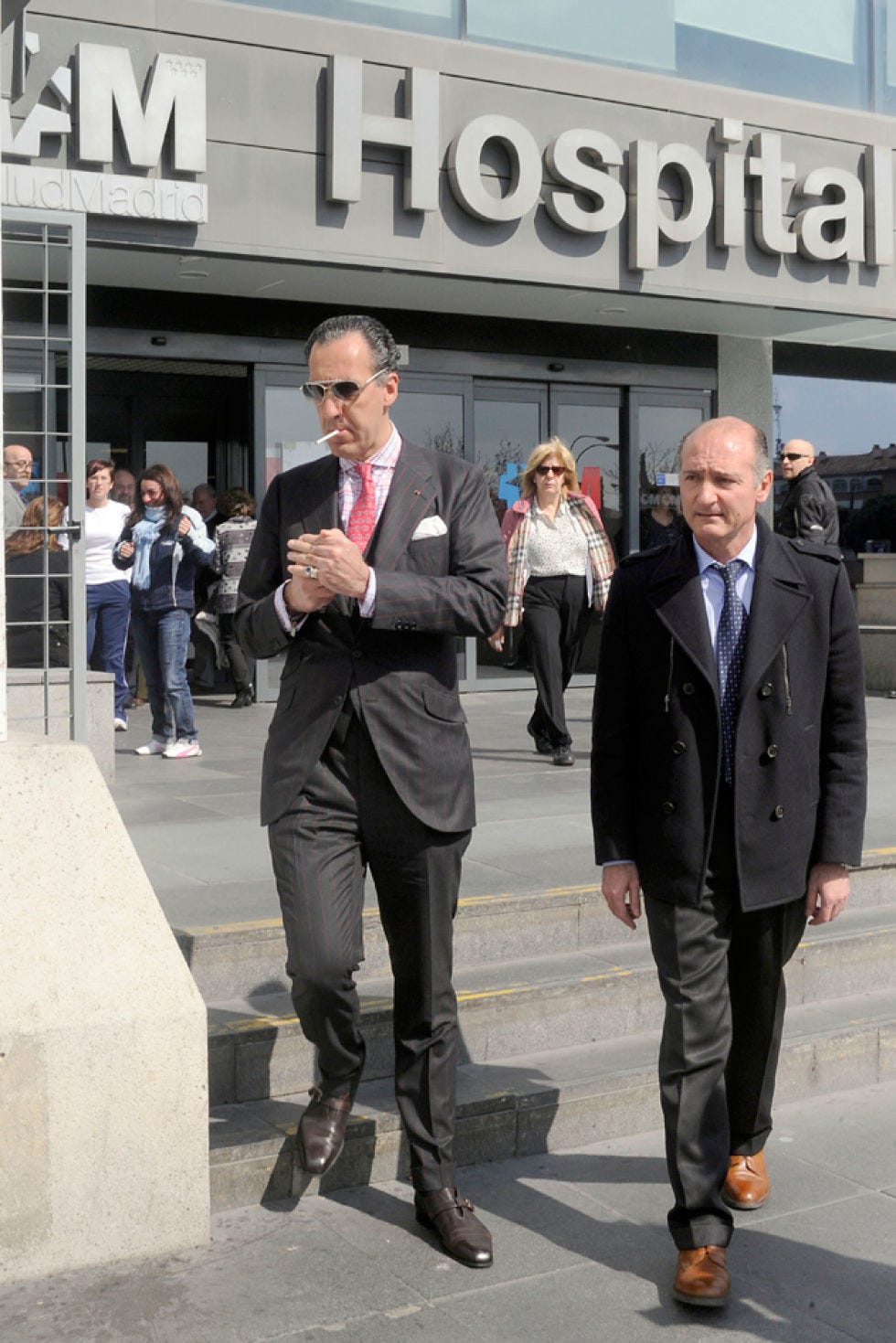 Clothing, Coat, Trousers, Shirt, Standing, Suit, Outerwear, Style, T-shirt, Blazer, 