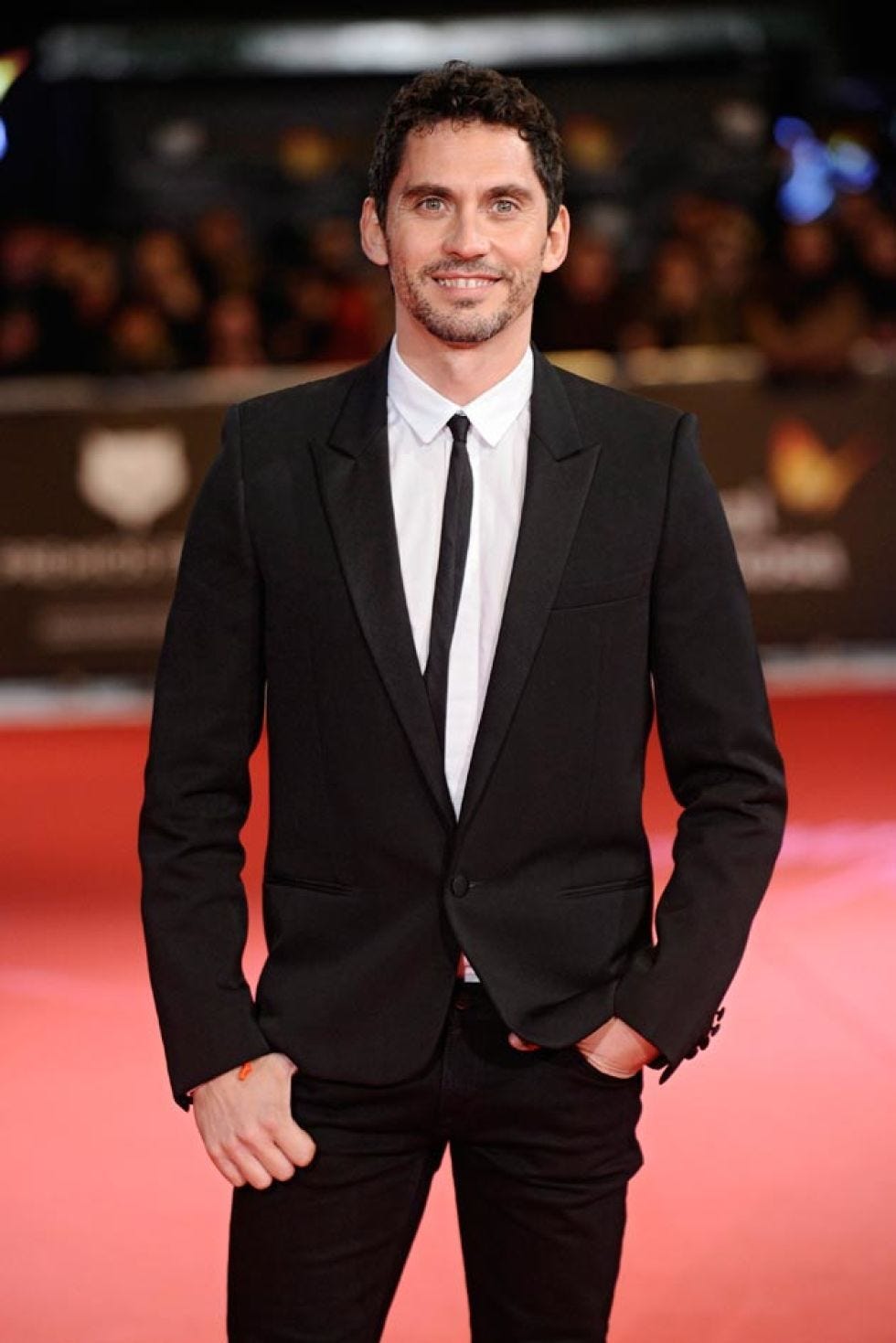 Clothing, Coat, Dress shirt, Collar, Sleeve, Trousers, Shoulder, Shirt, Suit, Standing, 