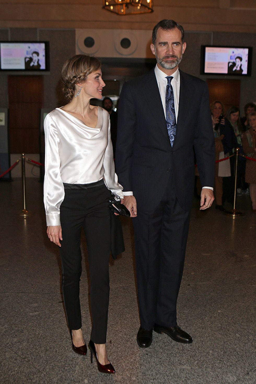 Clothing, Footwear, Leg, Dress shirt, Coat, Trousers, Collar, Suit trousers, Shirt, Standing, 