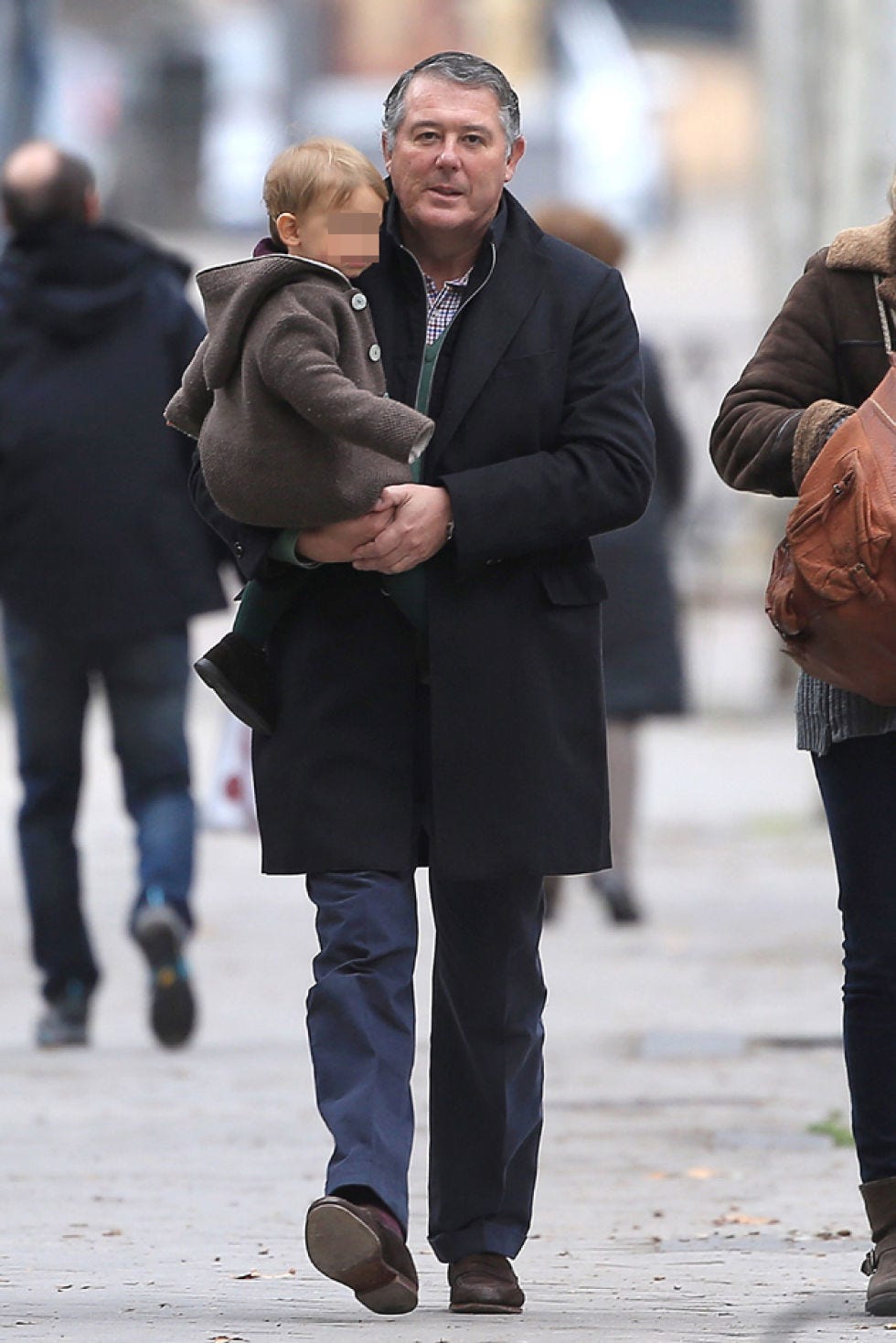 Clothing, Footwear, Leg, Trousers, Human body, Winter, Standing, Outerwear, Coat, Jacket, 
