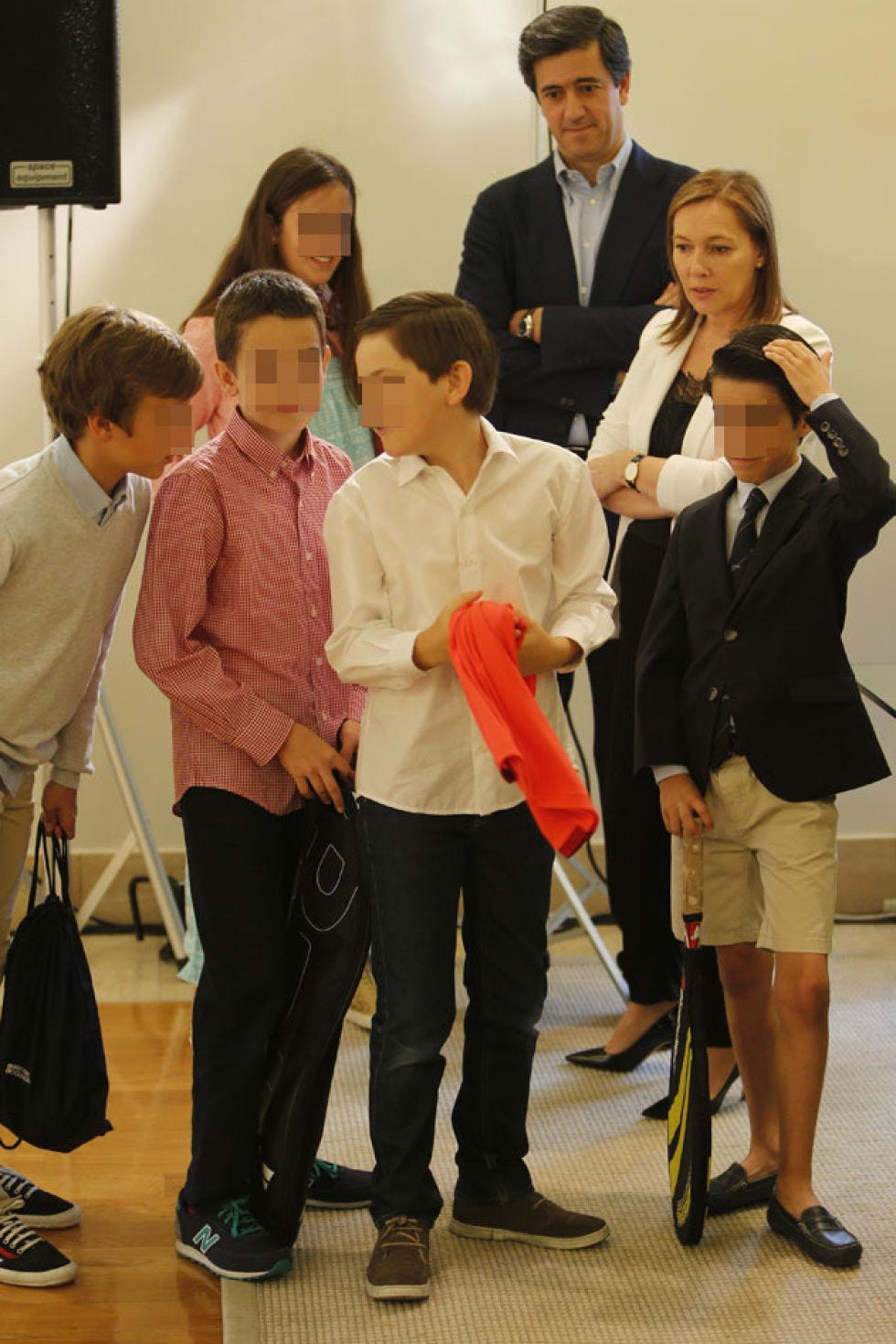 Hair, Footwear, Leg, Product, Shoe, Trousers, Shirt, Dress shirt, Bag, Collar, 