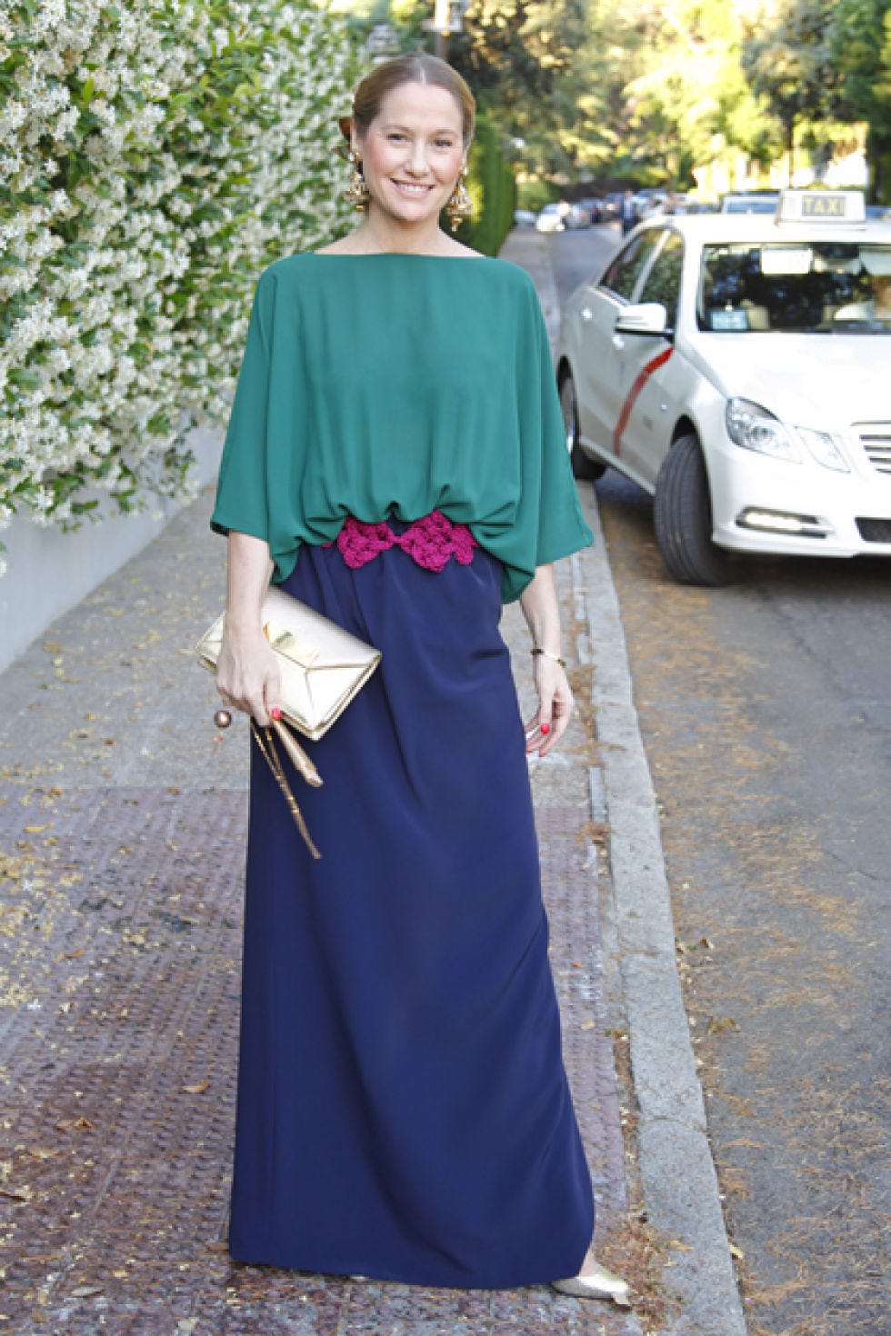 Dress, Alloy wheel, Formal wear, Headlamp, Gown, Street fashion, Grille, Rim, Day dress, Mid-size car, 