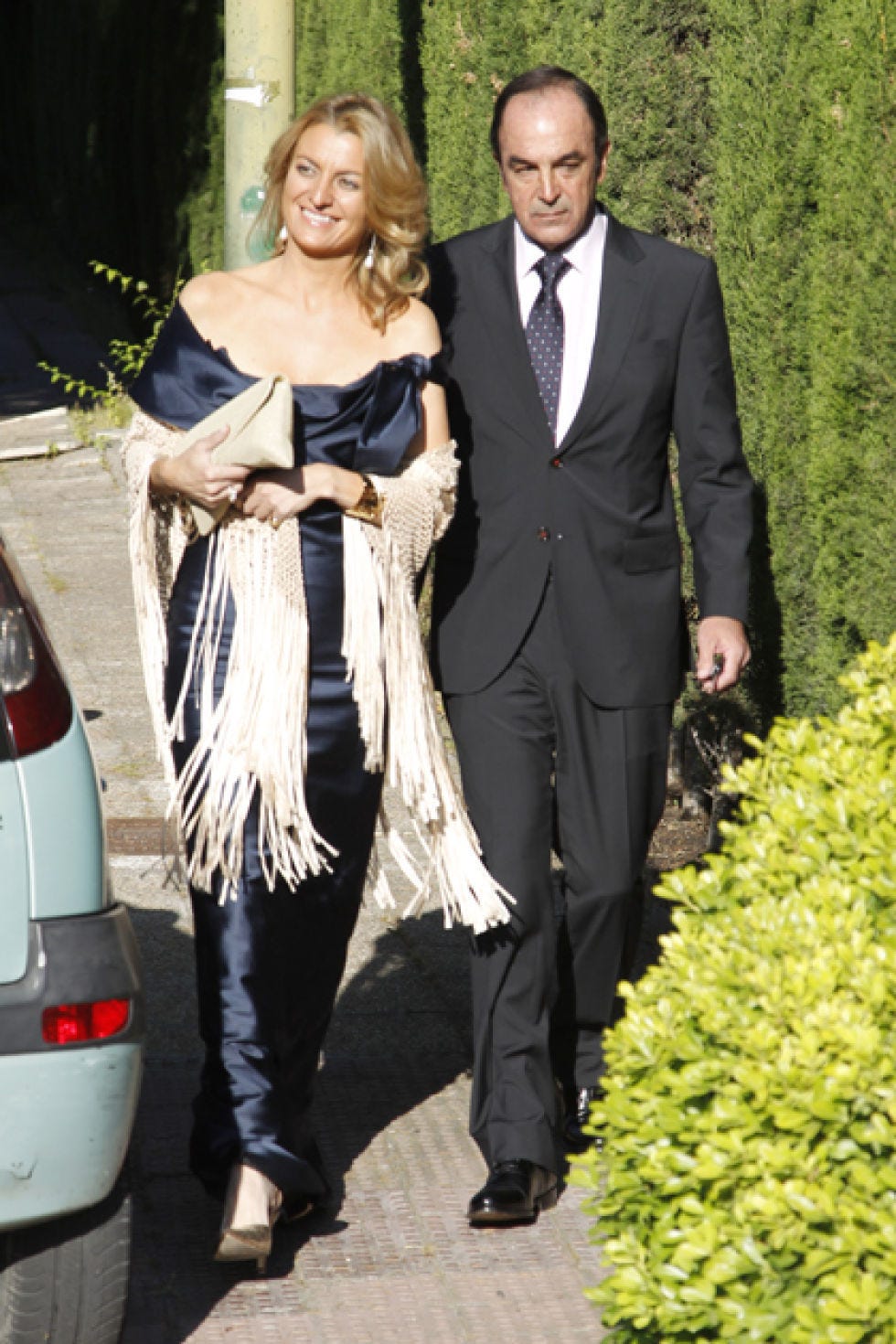 Clothing, Automotive tail & brake light, Coat, Trousers, Shoe, Shirt, Outerwear, Formal wear, Suit, Dress, 