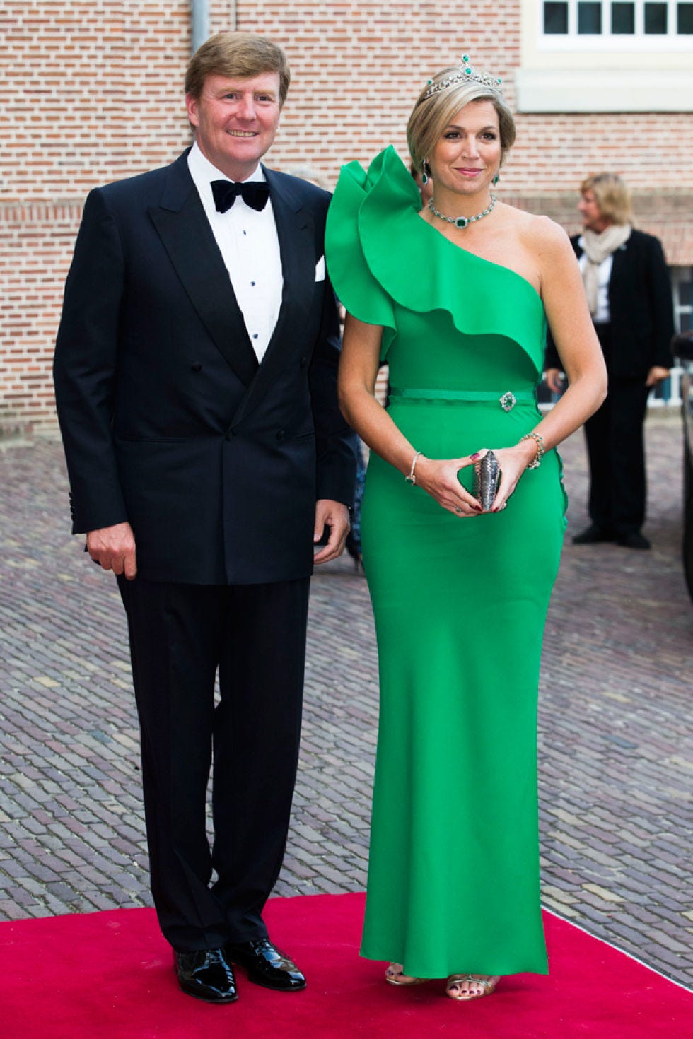 Clothing, Face, Coat, Trousers, Green, Dress, Collar, Flooring, Shirt, Suit, 