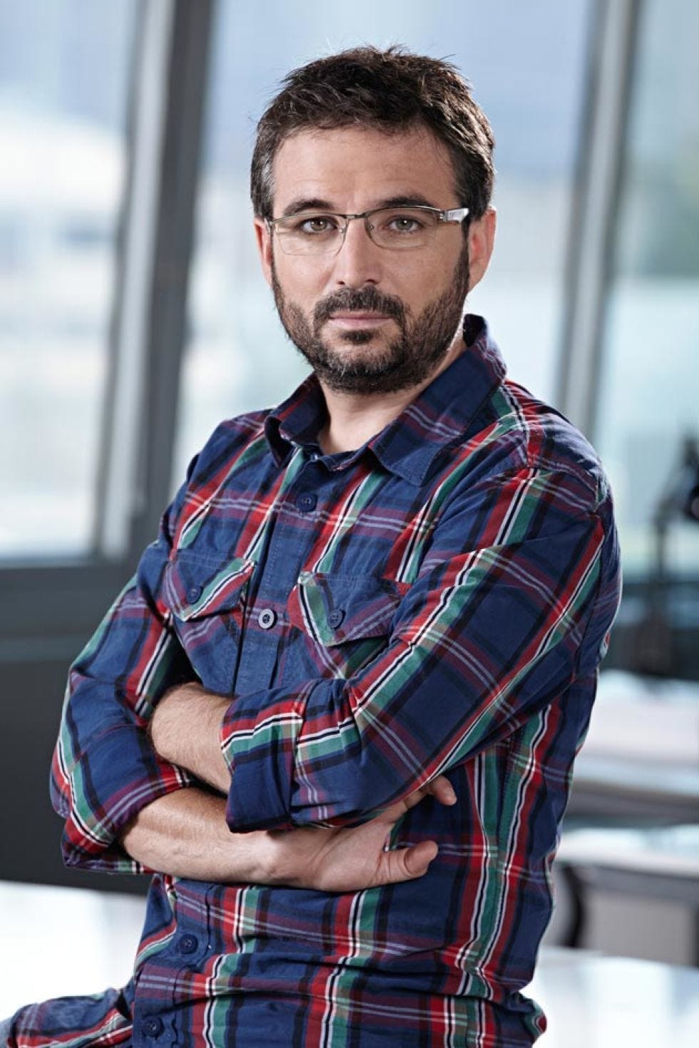 Eyewear, Glasses, Vision care, Plaid, Dress shirt, Tartan, Collar, Sleeve, Pattern, Textile, 