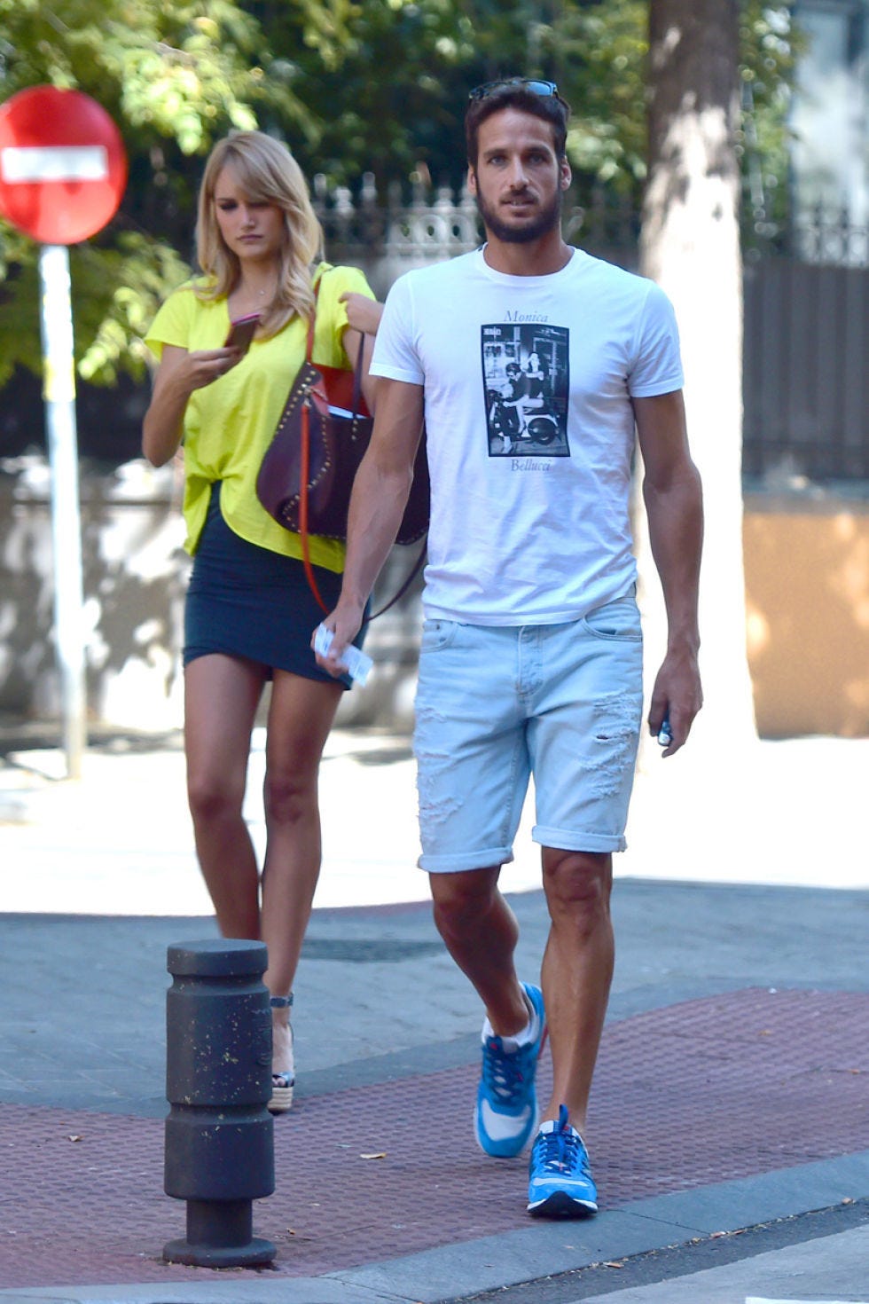 Human body, Human leg, Shoe, T-shirt, Shorts, Active shorts, Knee, Street fashion, Thigh, Bermuda shorts, 