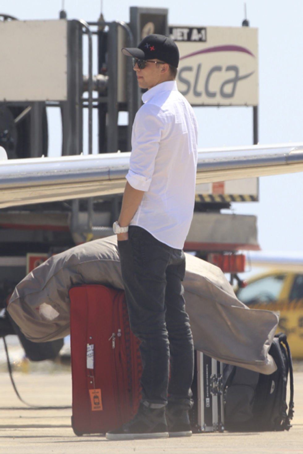 Cap, Luggage and bags, Baseball cap, Service, Baggage, Ankle, 