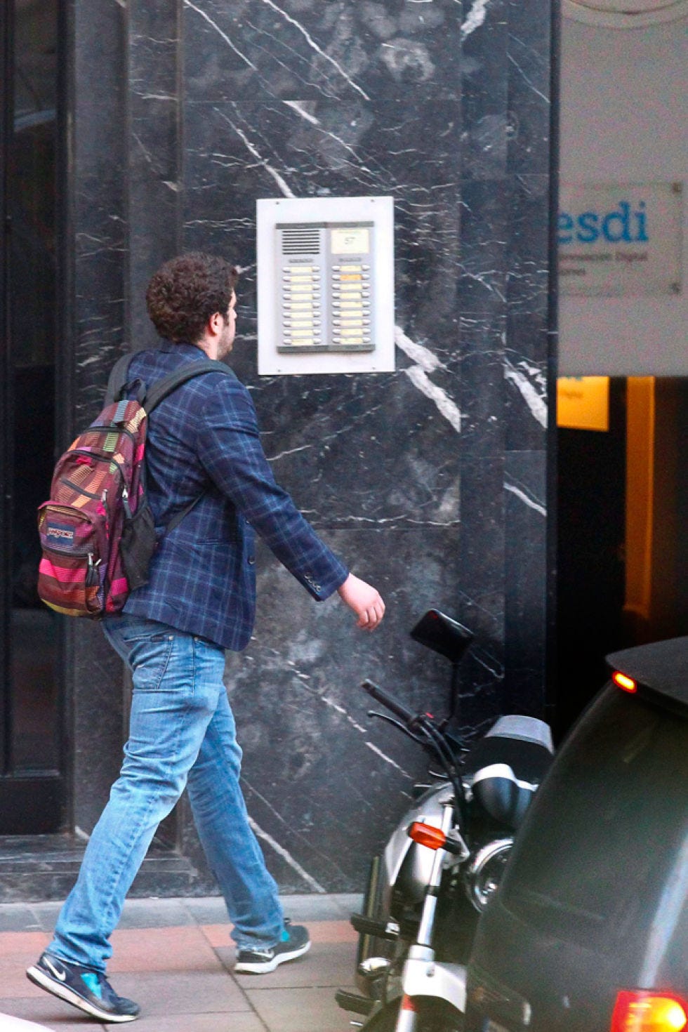 Trousers, Denim, Automotive lighting, Jeans, Automotive tail & brake light, Outerwear, Bag, Plaid, Style, Fender, 