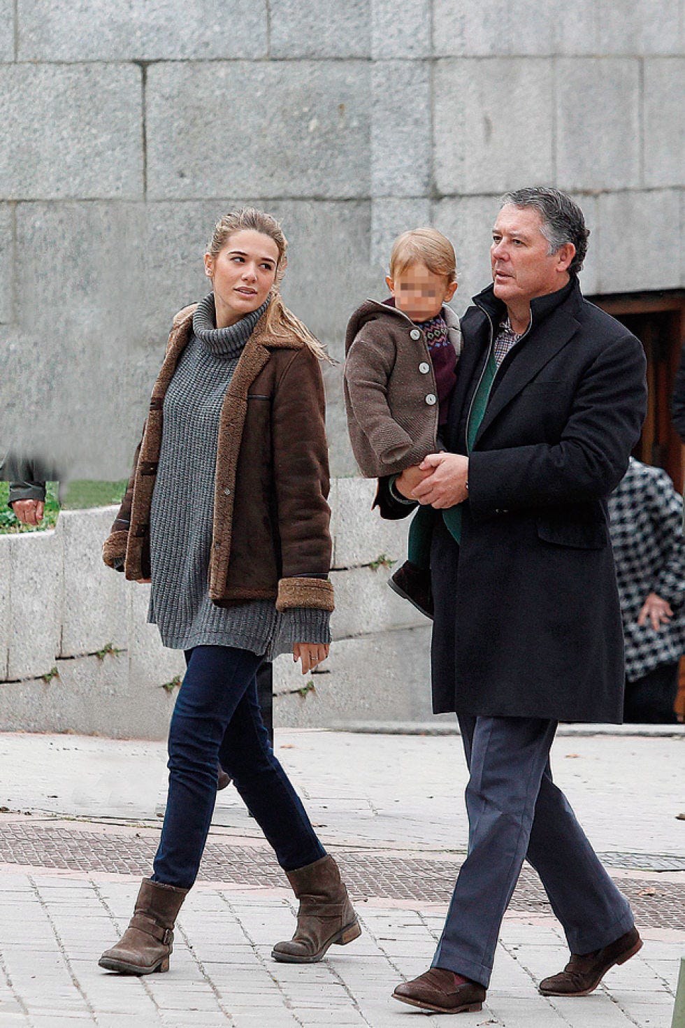Clothing, Footwear, Leg, Brown, Trousers, Textile, Winter, Coat, Outerwear, Standing, 
