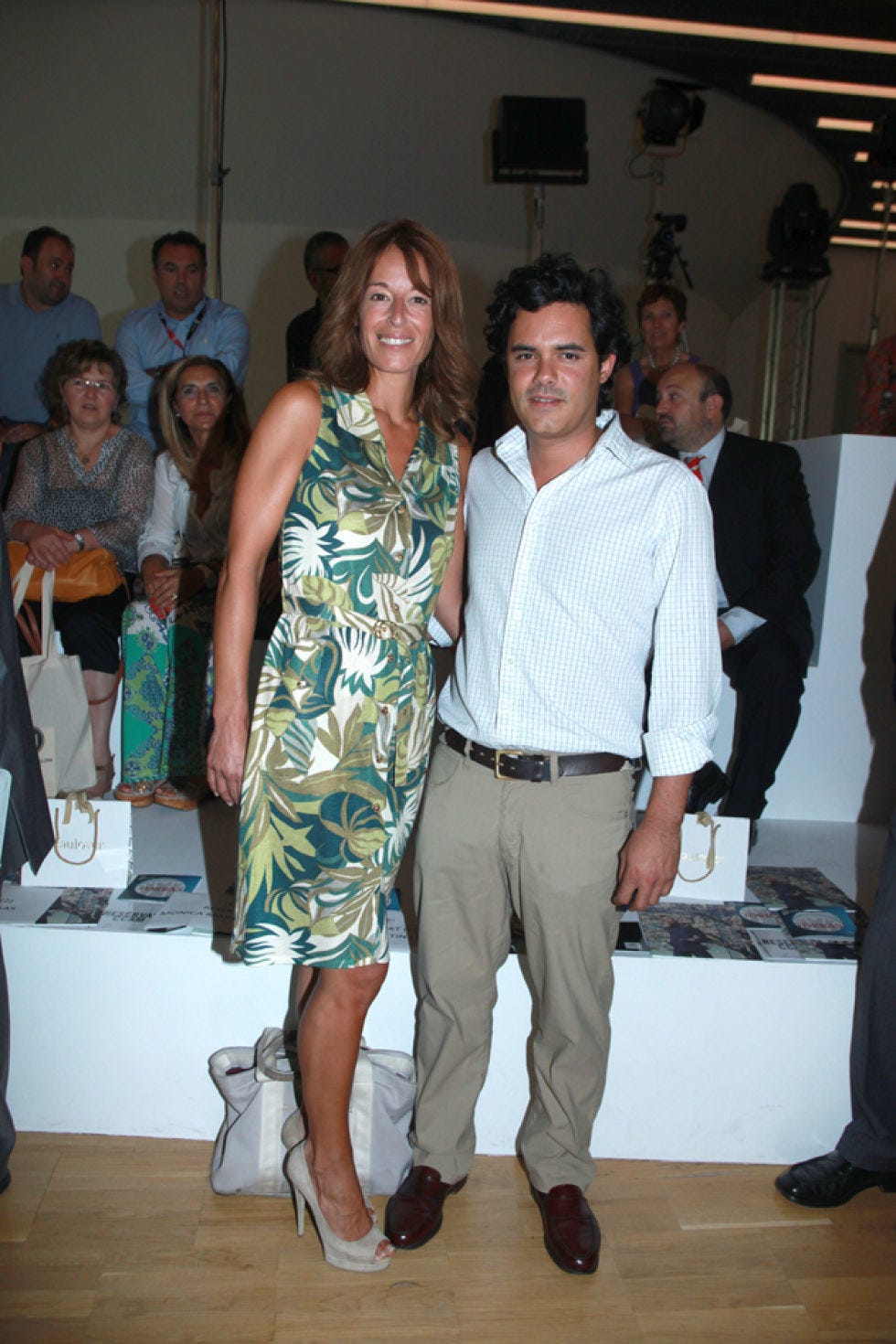 Leg, Shoe, Trousers, Shoulder, Shirt, Dress shirt, Joint, Outerwear, Style, Dress, 