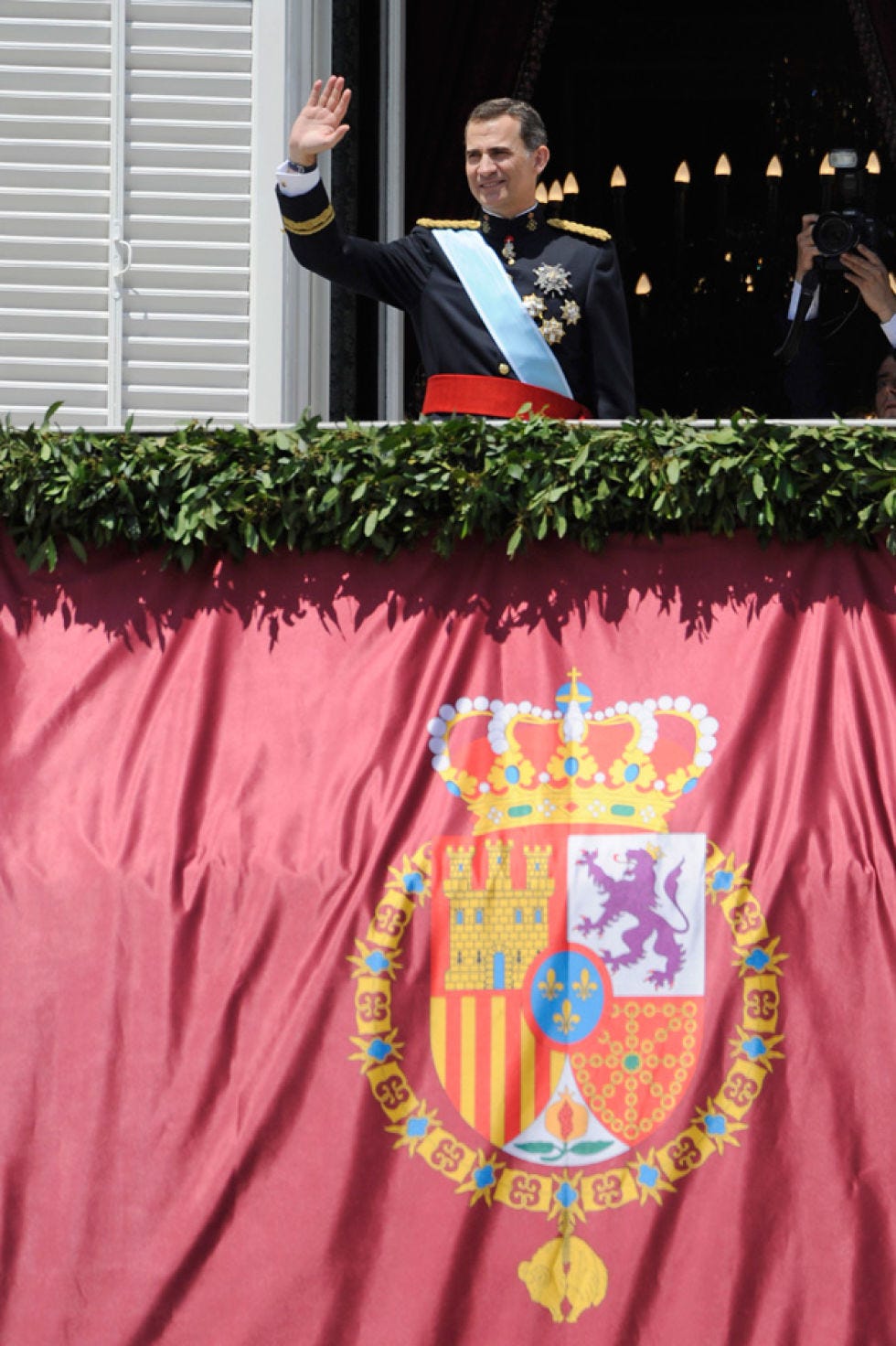 Textile, Window blind, Window covering, Public speaking, Banner, Window treatment, Speech, Orator, Costume, Lectern, 