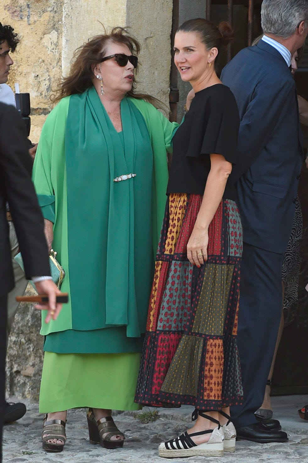 Footwear, Leg, Green, Trousers, Shoe, Coat, Outerwear, Sunglasses, Style, Suit, 
