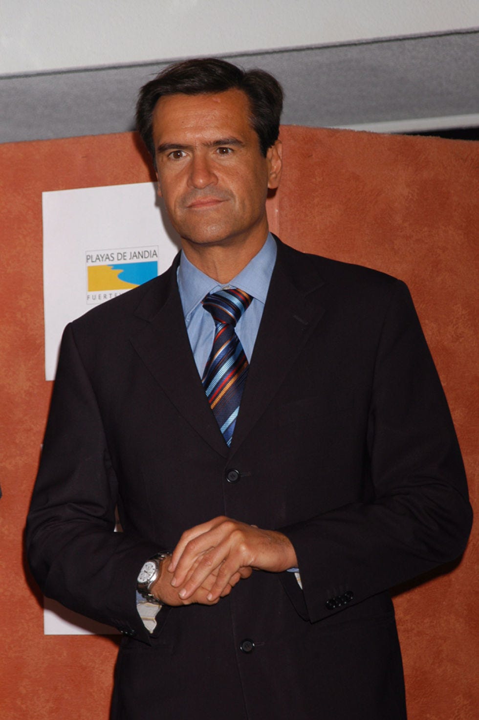 Clothing, Dress shirt, Collar, Sleeve, Coat, Chin, Forehead, Shoulder, Shirt, Standing, 