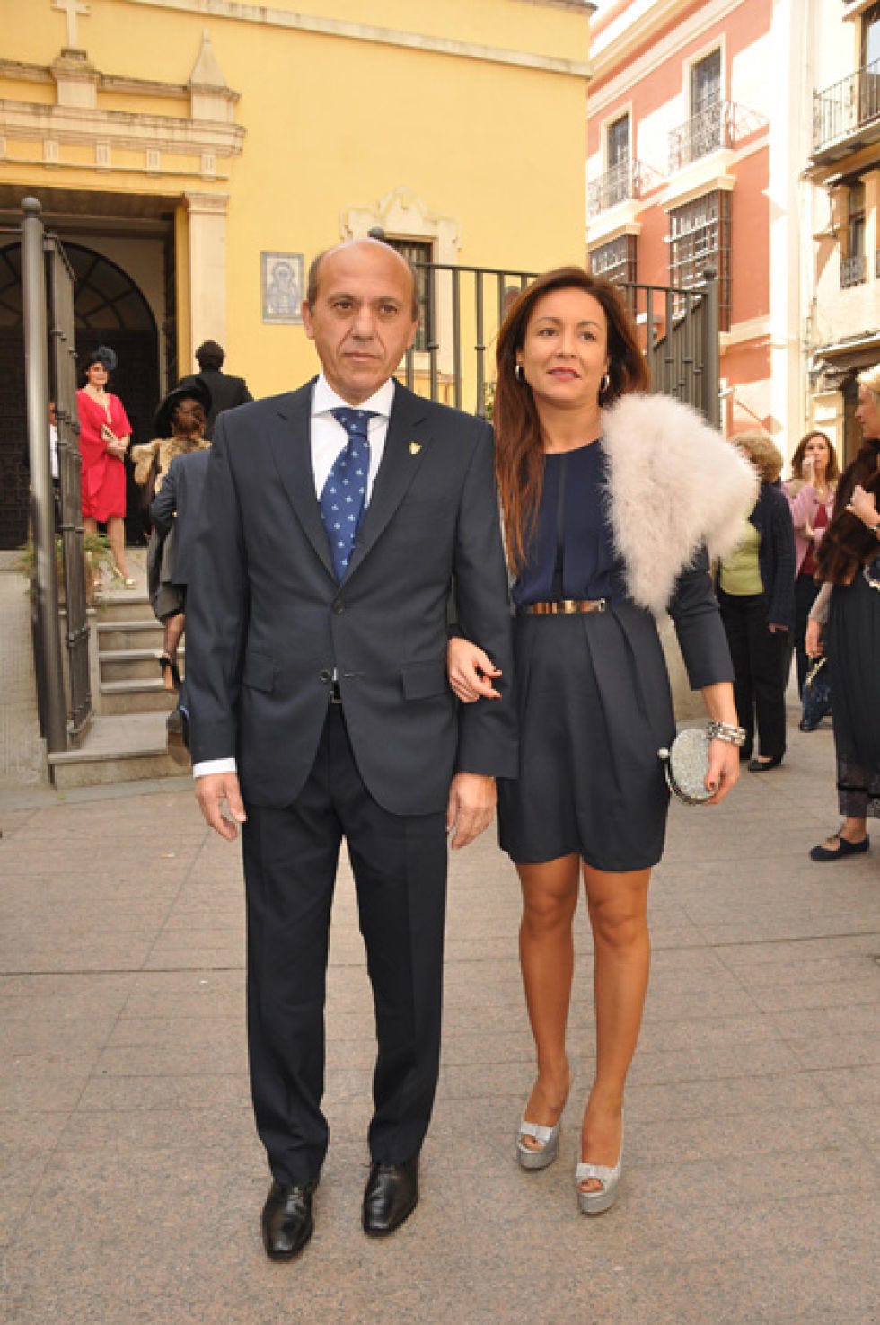 Clothing, Footwear, Leg, Trousers, Dress shirt, Collar, Coat, Shirt, Standing, Suit trousers, 